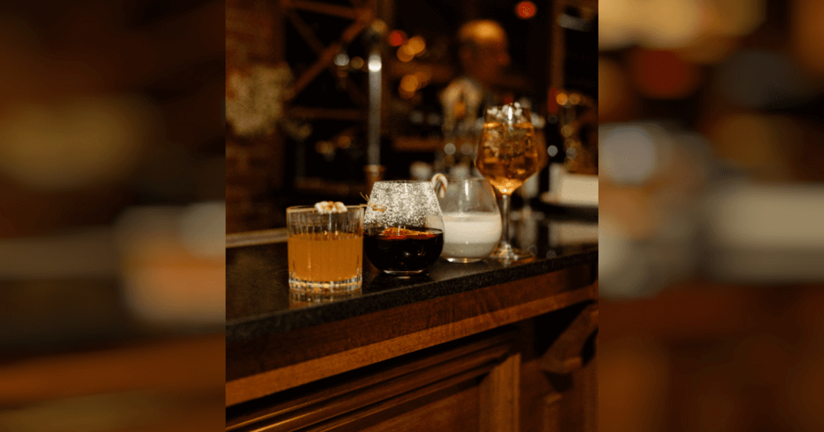 Γιορτές για λίγους: Κοκτέιλ στο κέντρο όσο η κρίση βαθαίνει