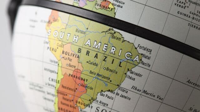 Το "γαλάζιο κύμα" σαρώνει την Αριστερά στη Λατινική Αμερική