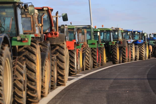 Αγροτική εξέγερση: Χιλιάδες τρακτέρ σε εθνικούς δρόμους