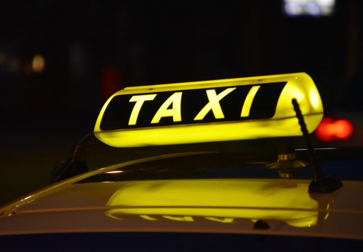 Ακρίβεια στα ταξί: 50 ευρώ το αεροδρόμιο, 65 τη νύχτα, και ο ΣΑΤΑ μιλά για «επιβίωση»