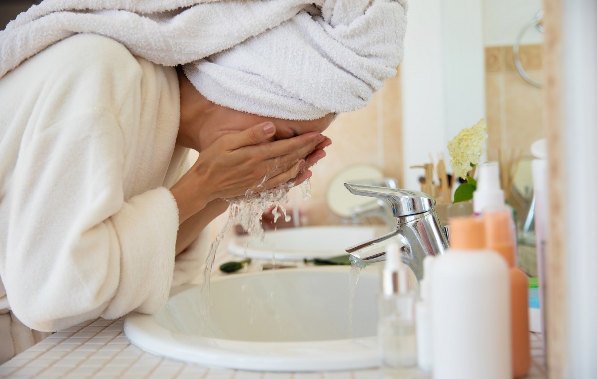 Παγωμένο νερό στο πρόσωπο: Το beauty trick της αγοράς που δεν αλλάζει την επιδερμίδα